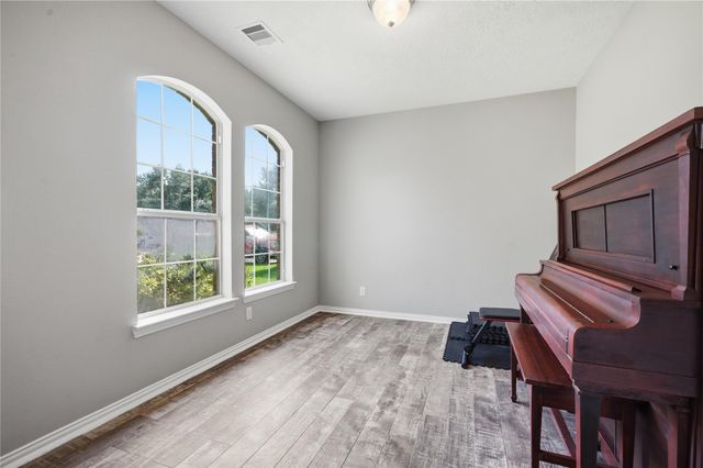 9114 Creekside Court, Hitchcock, TX 77563