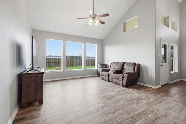 9114 Creekside Court, Hitchcock, TX 77563