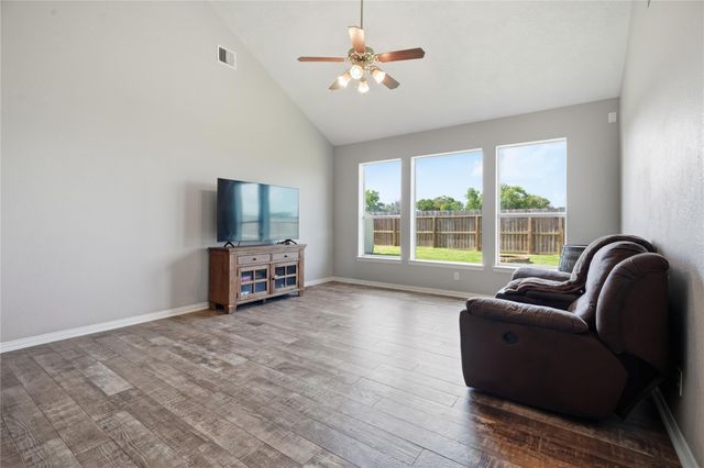 9114 Creekside Court, Hitchcock, TX 77563