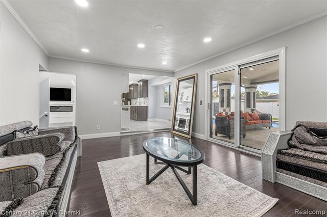 27006 Kingswood Drive, Dearborn Heights, MI 48127
