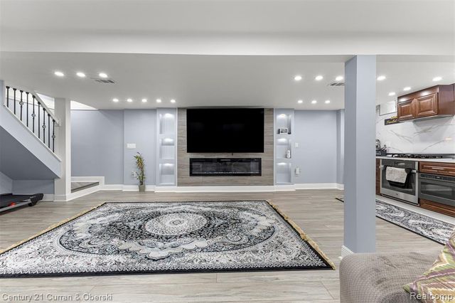 27006 Kingswood Drive, Dearborn Heights, MI 48127
