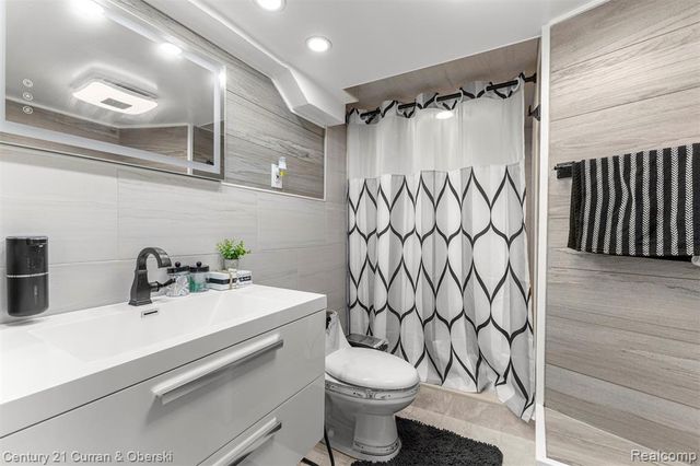 27006 Kingswood Drive, Dearborn Heights, MI 48127