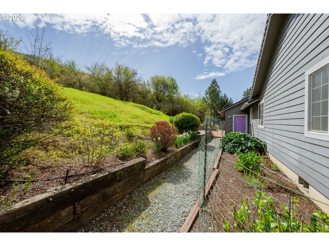 1074 ARBURNIA St, Myrtle Creek, OR 97457
