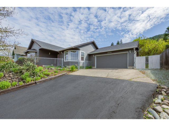 1074 ARBURNIA St, Myrtle Creek, OR 97457