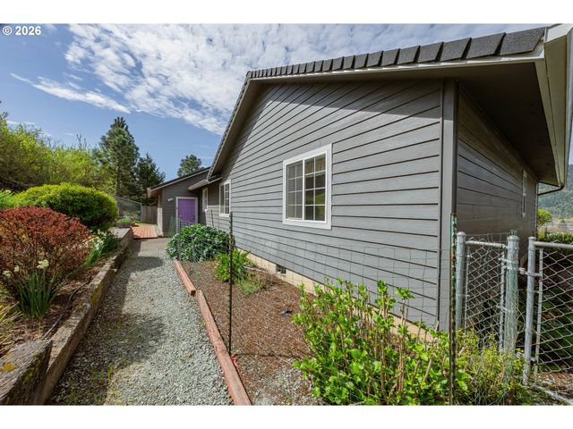 1074 ARBURNIA St, Myrtle Creek, OR 97457