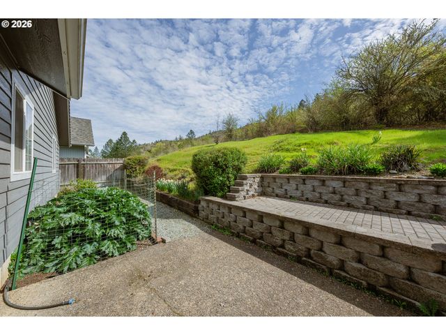1074 ARBURNIA St, Myrtle Creek, OR 97457