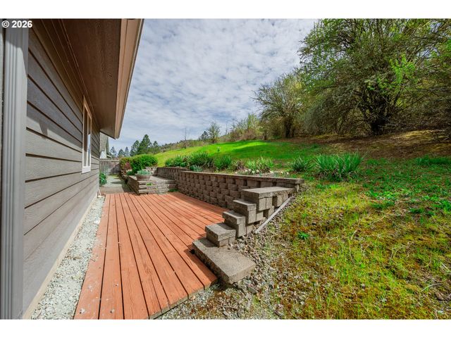 1074 ARBURNIA St, Myrtle Creek, OR 97457