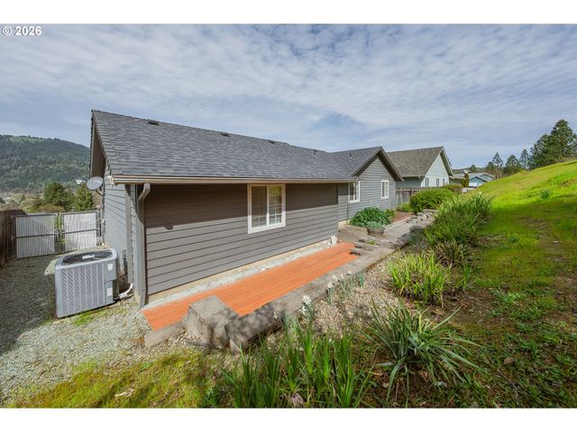 1074 ARBURNIA St, Myrtle Creek, OR 97457