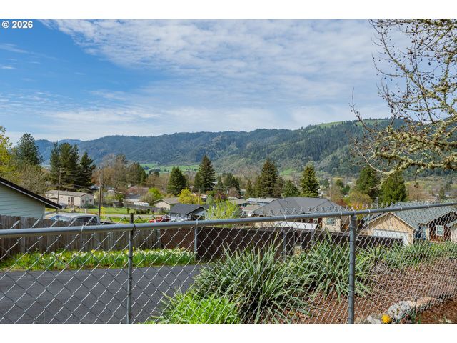 1074 ARBURNIA St, Myrtle Creek, OR 97457