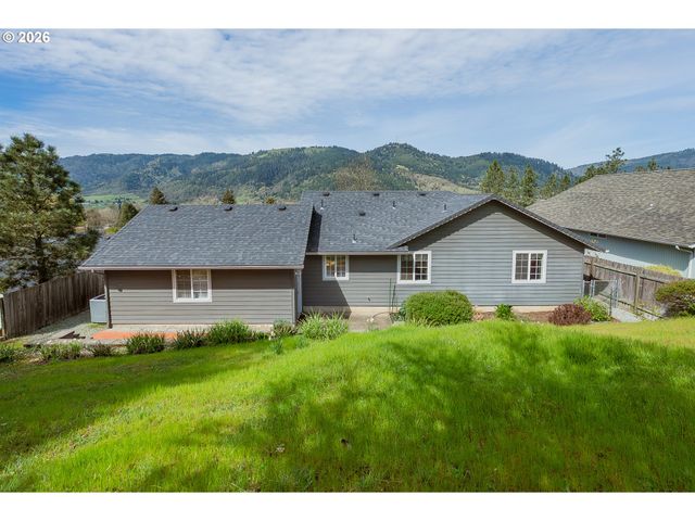 1074 ARBURNIA St, Myrtle Creek, OR 97457
