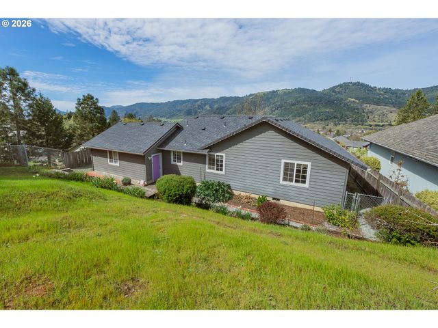 1074 ARBURNIA St, Myrtle Creek, OR 97457