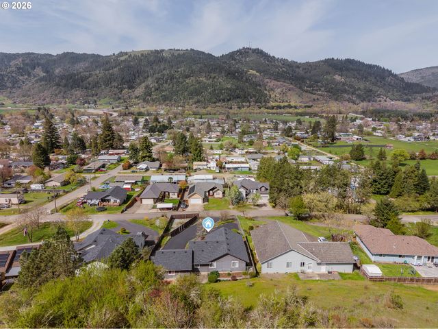 1074 ARBURNIA St, Myrtle Creek, OR 97457