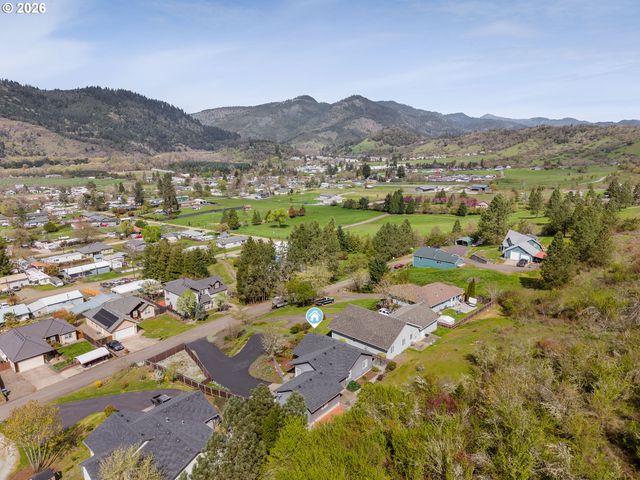 1074 ARBURNIA St, Myrtle Creek, OR 97457