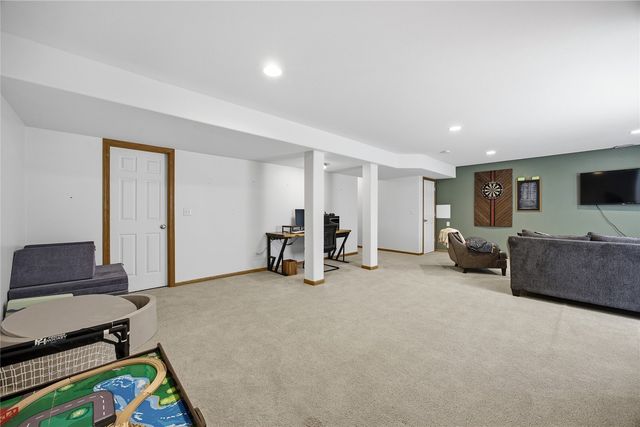 452 N Mckenzie Lane, North Liberty, IA 52317
