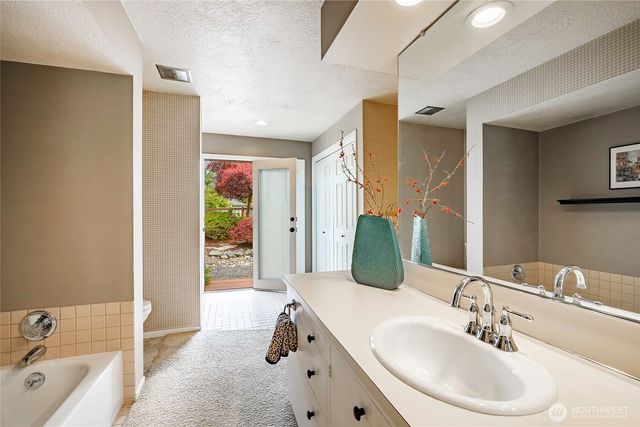 2808 Azalea Place, Bellingham, WA 98225