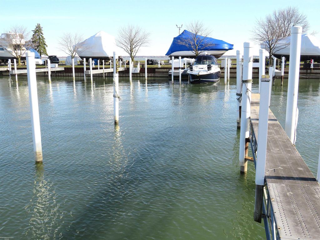 41700 Conger Bay G-269 Drive, Harrison Twp, MI 48045
