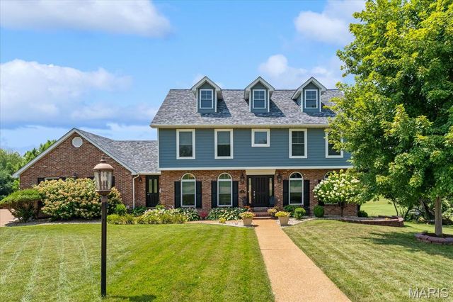 18 Woodland Hills Court, Alton, IL 62002