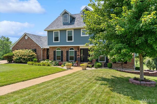 18 Woodland Hills Court, Alton, IL 62002