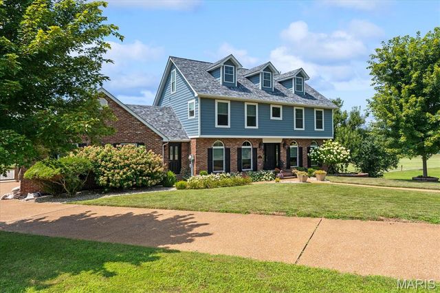 18 Woodland Hills Court, Alton, IL 62002