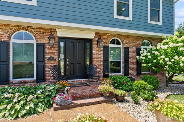 18 Woodland Hills Court, Alton, IL 62002