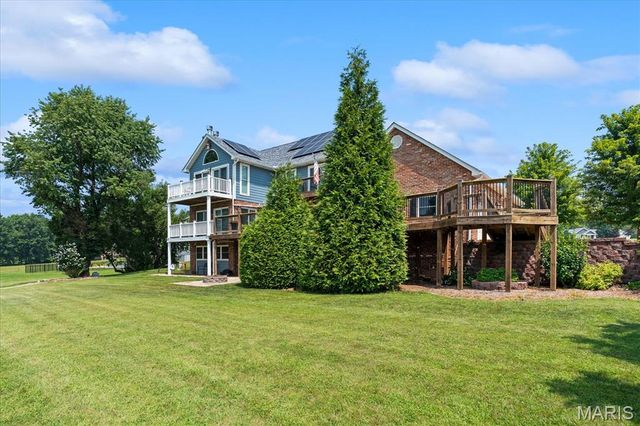 18 Woodland Hills Court, Alton, IL 62002