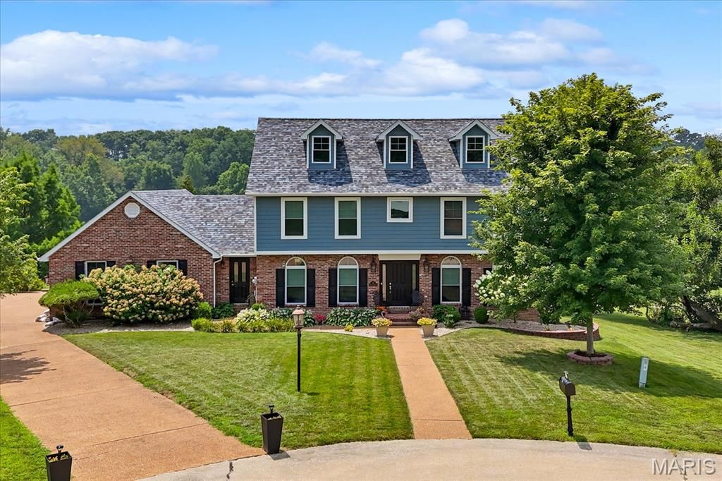 18 Woodland Hills Court, Alton, IL 62002