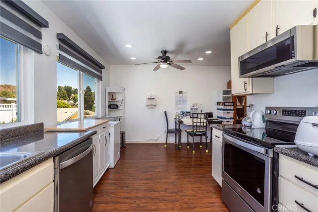19716 Avenue Of The Oaks, Newhall, CA 91321