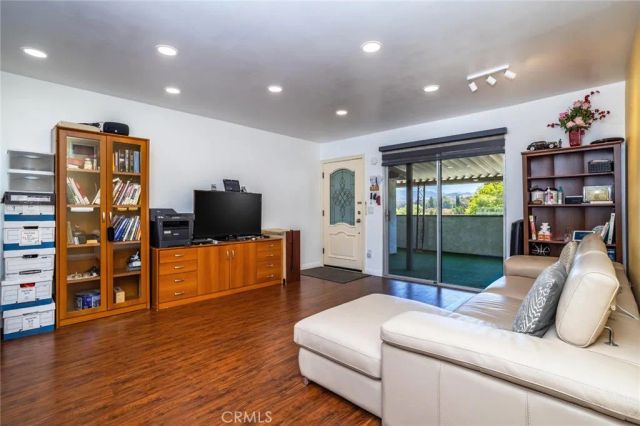19716 Avenue Of The Oaks, Newhall, CA 91321
