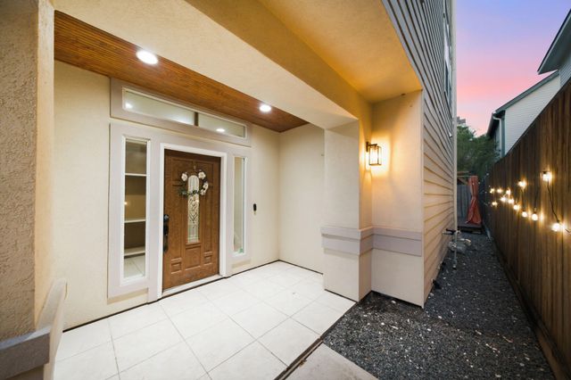 907 Lawrence Street, Houston, TX 77008