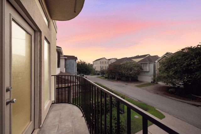 907 Lawrence Street, Houston, TX 77008
