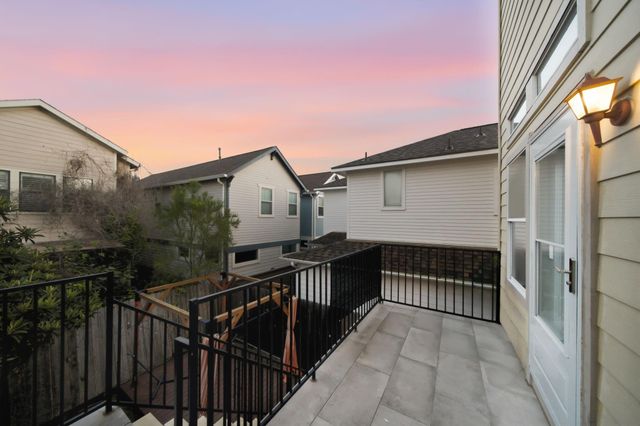 907 Lawrence Street, Houston, TX 77008