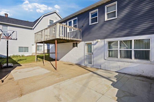 227 29th Avenue SW, Cedar Rapids, IA 52404