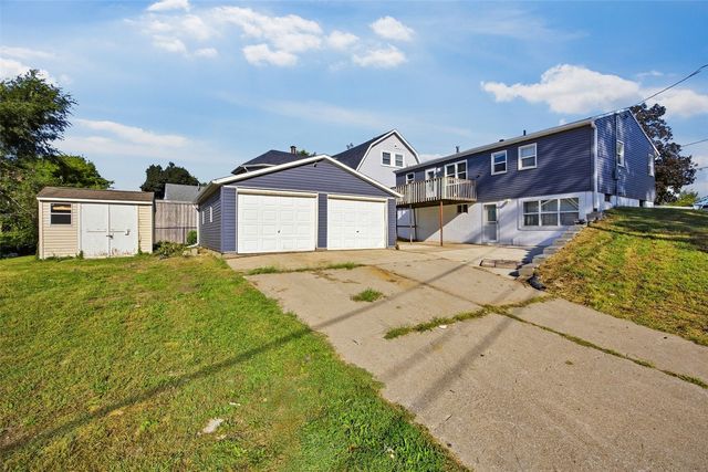 227 29th Avenue SW, Cedar Rapids, IA 52404