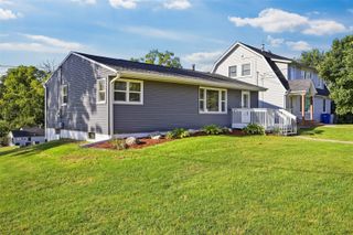 227 29th Avenue SW, Cedar Rapids, IA 52404