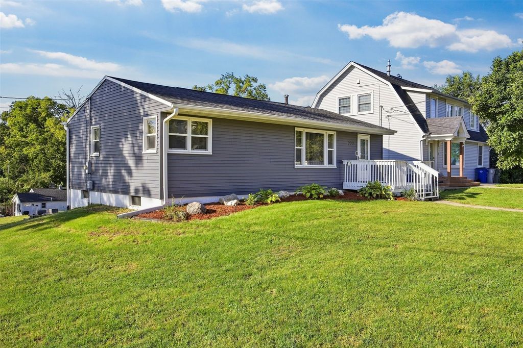 227 29th Avenue SW, Cedar Rapids, IA 52404