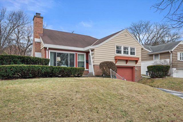 10529 W Grantosa DRIVE, Wauwatosa, WI 53222