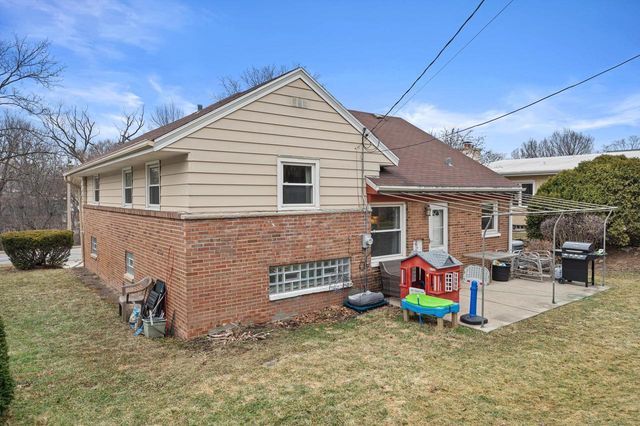 10529 W Grantosa DRIVE, Wauwatosa, WI 53222