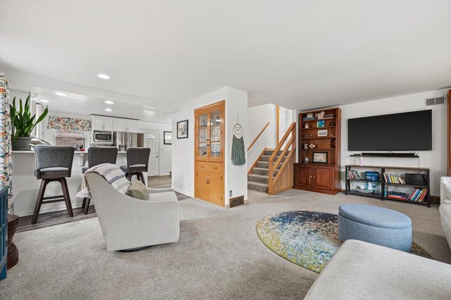 10529 W Grantosa DRIVE, Wauwatosa, WI 53222