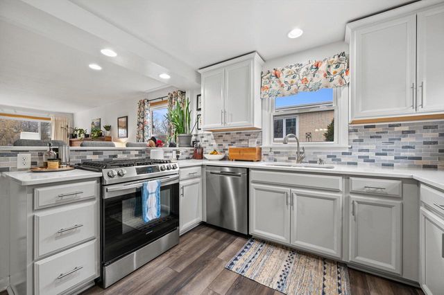 10529 W Grantosa DRIVE, Wauwatosa, WI 53222