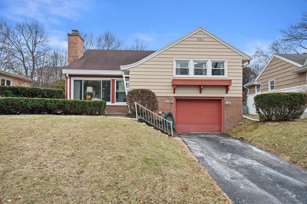 10529 W Grantosa DRIVE, Wauwatosa, WI 53222