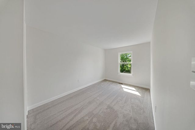 907 BARNABY ST SE, Washington, DC 20032