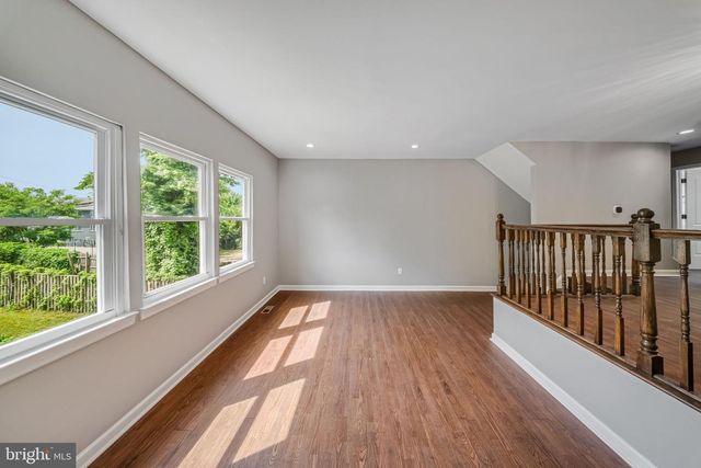 907 BARNABY ST SE, Washington, DC 20032
