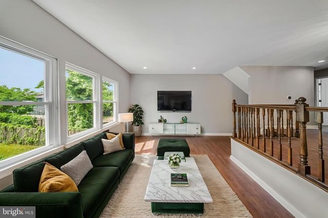 907 BARNABY ST SE, Washington, DC 20032