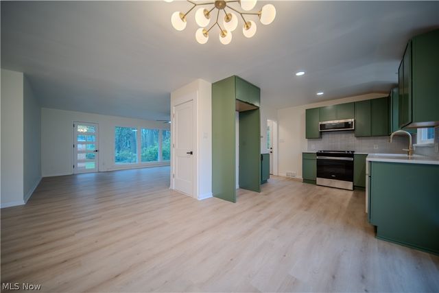 1986 Liberty Road, Stow, OH 44224