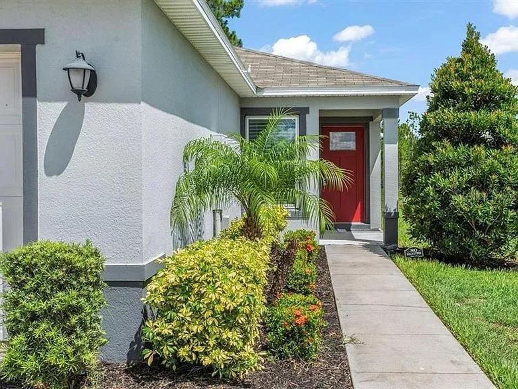 Image 2 of property listing at 212 MILES COURT, Davenport, FL 33837