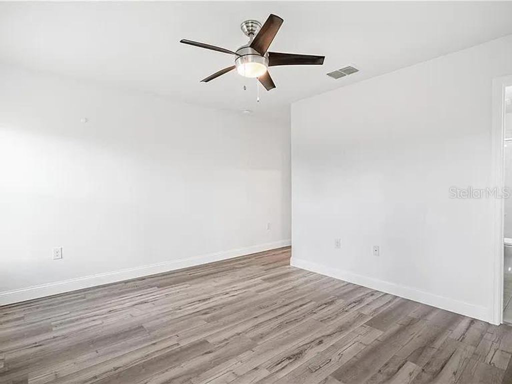 Image 12 of property listing at 212 MILES COURT, Davenport, FL 33837