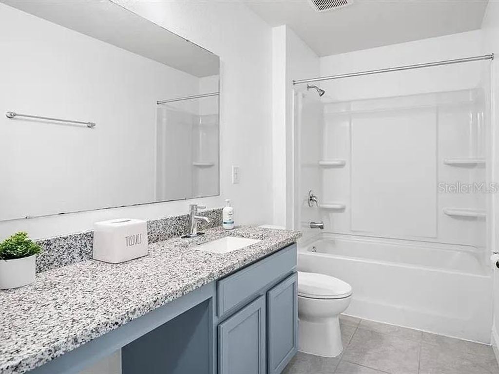 Image 16 of property listing at 212 MILES COURT, Davenport, FL 33837