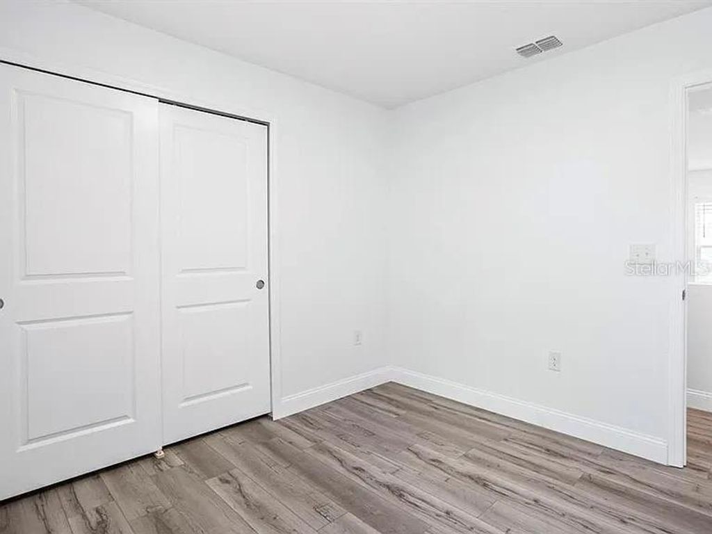 Image 18 of property listing at 212 MILES COURT, Davenport, FL 33837