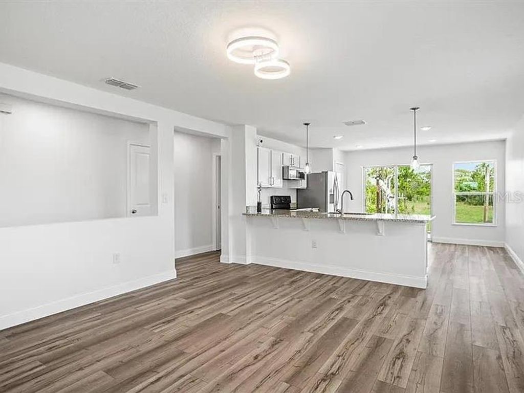 Image 5 of property listing at 212 MILES COURT, Davenport, FL 33837