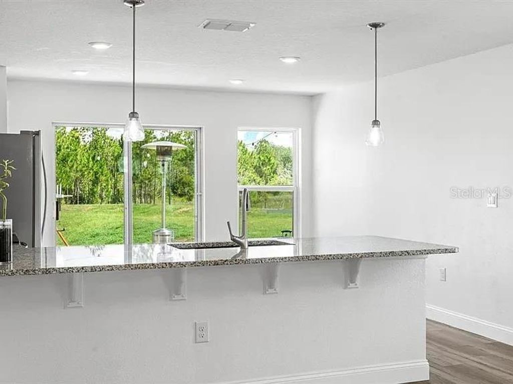 Image 6 of property listing at 212 MILES COURT, Davenport, FL 33837